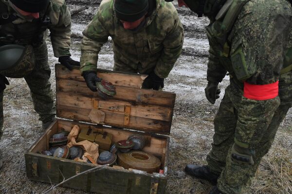Работа саперов военной полиции по уничтожению самодельных взрывных устройств, обнаруженных при патрулировании