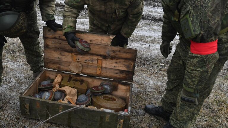 Работа саперов военной полиции по уничтожению самодельных взрывных устройств, обнаруженных при патрулировании