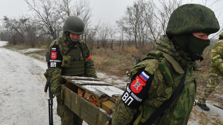 Работа саперов военной полиции по уничтожению самодельных взрывных устройств, обнаруженных при патрулировании