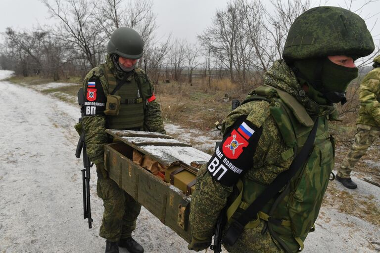 Работа саперов военной полиции по уничтожению самодельных взрывных устройств, обнаруженных при патрулировании