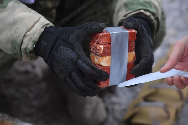 Работа саперов военной полиции по уничтожению самодельных взрывных устройств, обнаруженных при патрулировании