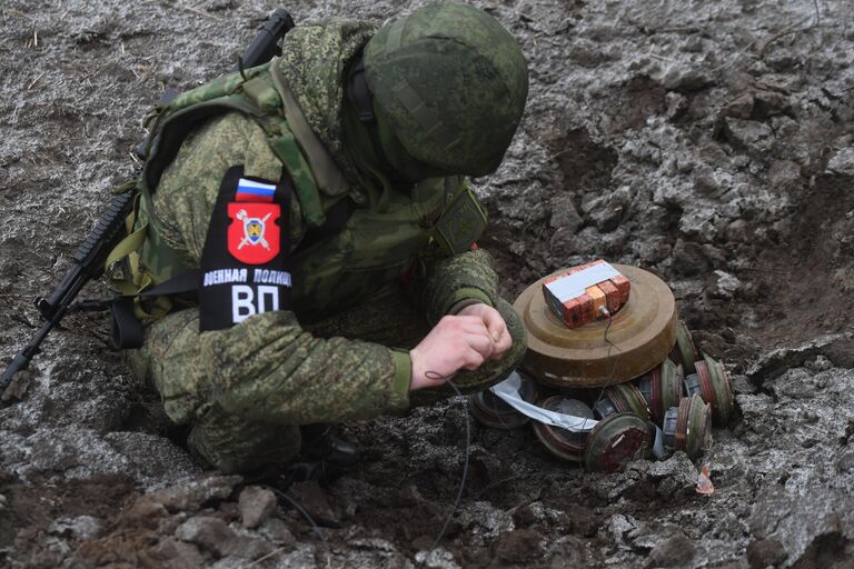 Работа сапера военной полиции по уничтожению самодельных взрывных устройств, обнаруженных при патрулировании