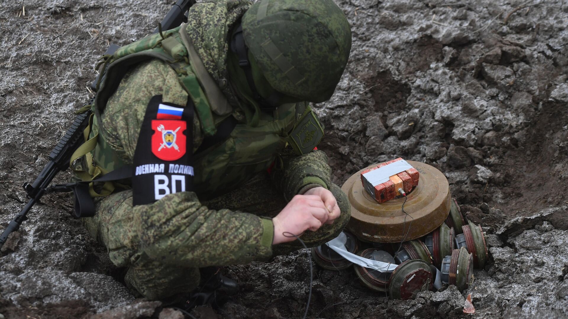 Работа сапера военной полиции по уничтожению самодельных взрывных устройств, обнаруженных при патрулировании - РИА Новости, 1920, 15.02.2023