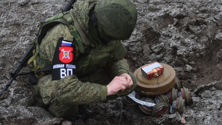 Работа сапера военной полиции по уничтожению самодельных взрывных устройств, обнаруженных при патрулировании