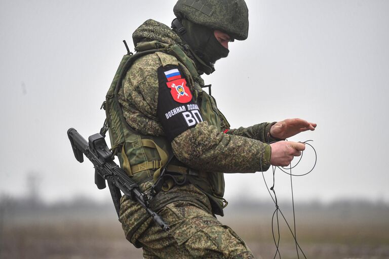 Работа саперов военной полиции по уничтожению самодельных взрывных устройств, обнаруженных при патрулировании