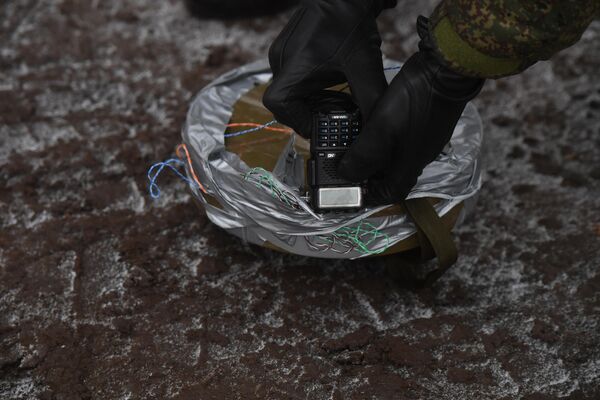 Самодельное взрывное устройство на основе мины, обнаруженное при патрулировании