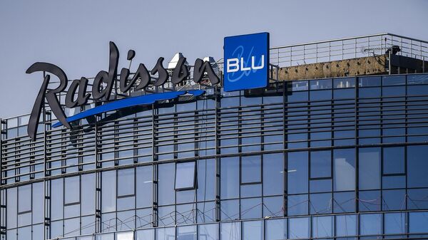 Промышленные альпинисты моют фасад нового отеля Radisson Blu в Москве