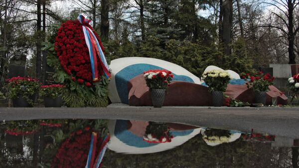 Могила первого президента России Бориса Николаевича Ельцина на Новодевичьем кладбище