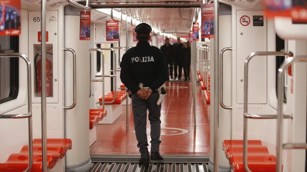 Сотрудник полиции в миланском метро