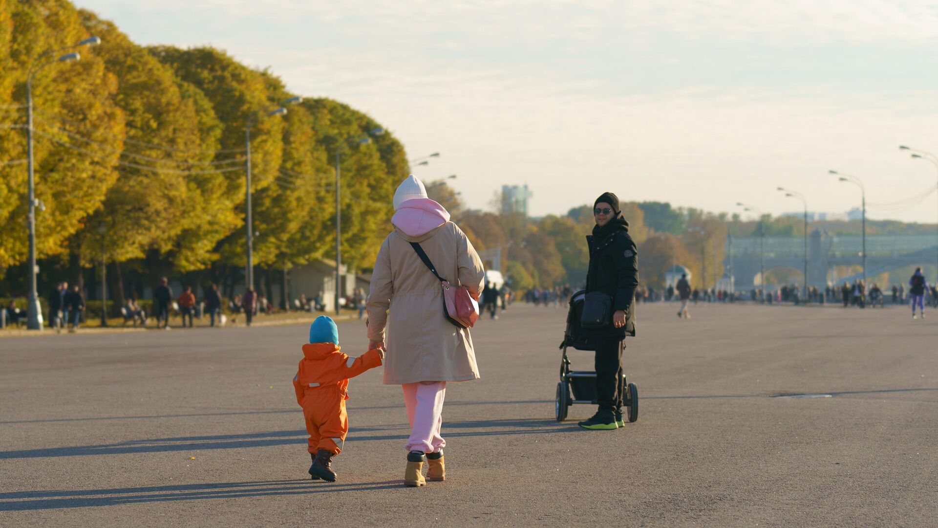 Женщины с детьми на прогулке в парке Горького в Москве  - РИА Новости, 1920, 17.11.2023