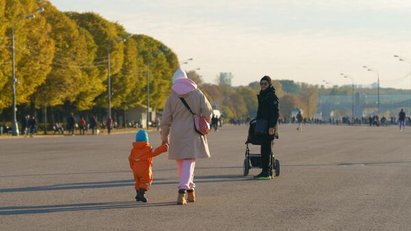 Женщины с детьми на прогулке в парке Горького в Москве 