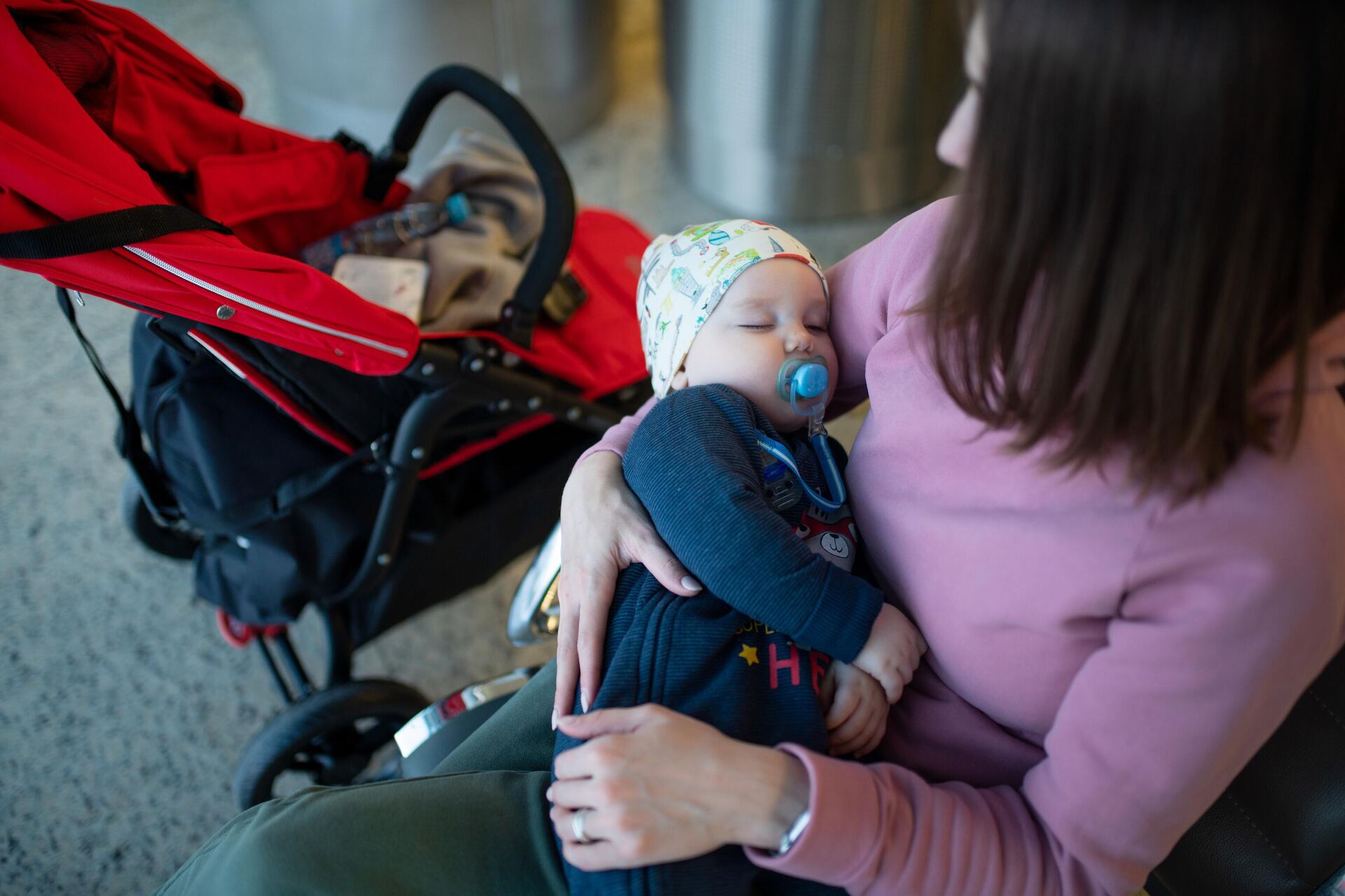 Ребенок спит на руках у матери в аэропорту  - РИА Новости, 1920, 09.02.2023