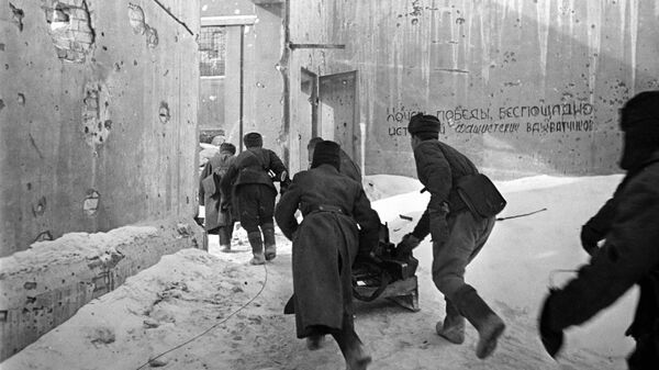 Сталинград, январь 1943 года. Пулеметный расчет подразделения лейтенанта В.В.Живаго ведет бой. Надпись на стене: Хочешь победы, беспощадно истребляй фашистских захватчиков