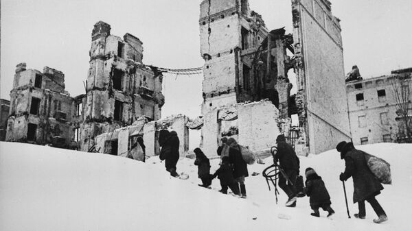 Мирные жители возвращаются в Сталинград