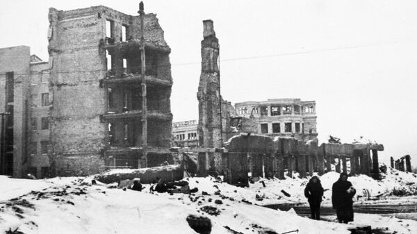 Разрушенные дома на площади Павших борцов после Сталинградской битвы