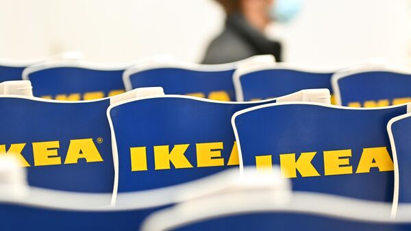 Флажки с логотипом IKEA. Архивное фото
