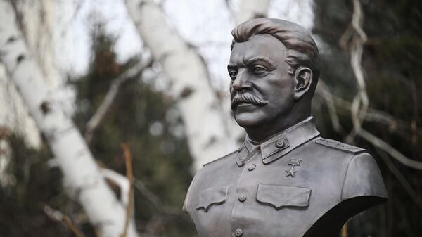 Бюст Сталина на площади перед входом в музей-панораму Сталинградская битва в Волгограде