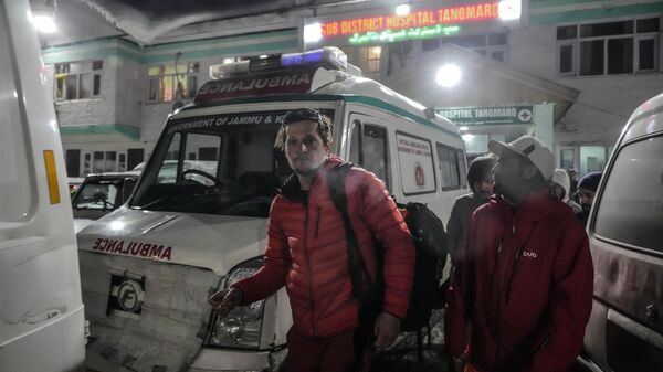 Лыжник, спасенный при сходе лавины на горнолыжном курорте в Индии