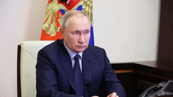Президент России Владимир Путин проводит совещание по вопросам восстановления жилой инфраструктуры