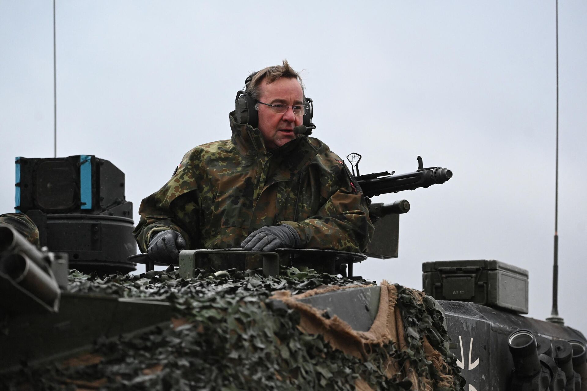 Министр обороны Германии Борис Писториус на боевом танке ФРГ Leopard 2 типа A6 на полигоне в Аугустдорфе Министр обороны Германии Борис Писториус на боевом танке ФРГ Leopard 2 типа A6 на полигоне в Аугустдорфе - РИА Новости, 1920, 23.04.2025