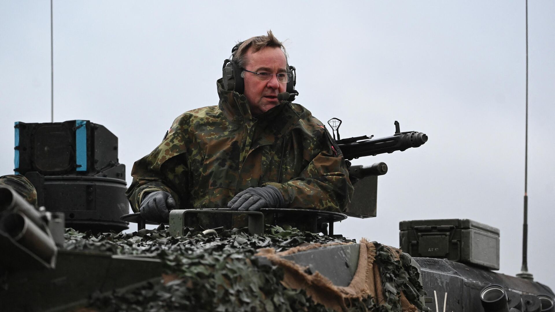 Министр обороны Германии Борис Писториус на боевом танке ФРГ Leopard 2 типа A6 на полигоне в Аугустдорфе  - РИА Новости, 1920, 02.03.2023
