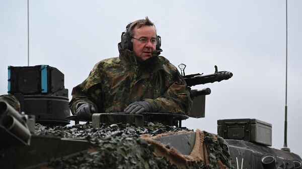Министр обороны Германии Борис Писториус на боевом танке ФРГ Leopard 2 типа A6 на полигоне в Аугустдорфе 
