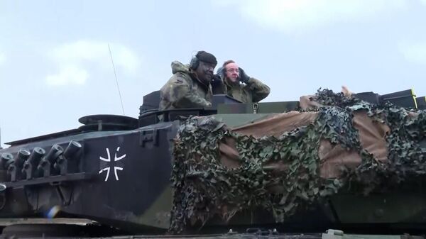 Министр обороны Германии Борис Писториус на танке Leopard 2
