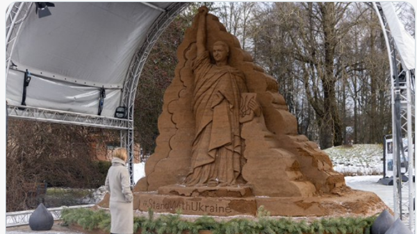 Памятник Владимиру Зеленскому из песка в образе статуи Свободы