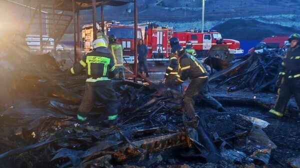Сотрудники противопожарной службы МЧС РФ на месте возгорания строительных бытовок на улице Нефтяная в Севастополе