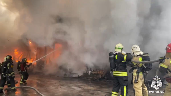 Тушение пожара на Киевском шоссе. Видео МЧС РФ