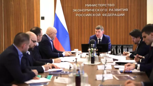 Губернатор Кемеровской области Сергей Цивилев и министр экономического развития РФ Максим Решетников во время обсуждения вопросов социально-экономического развития региона