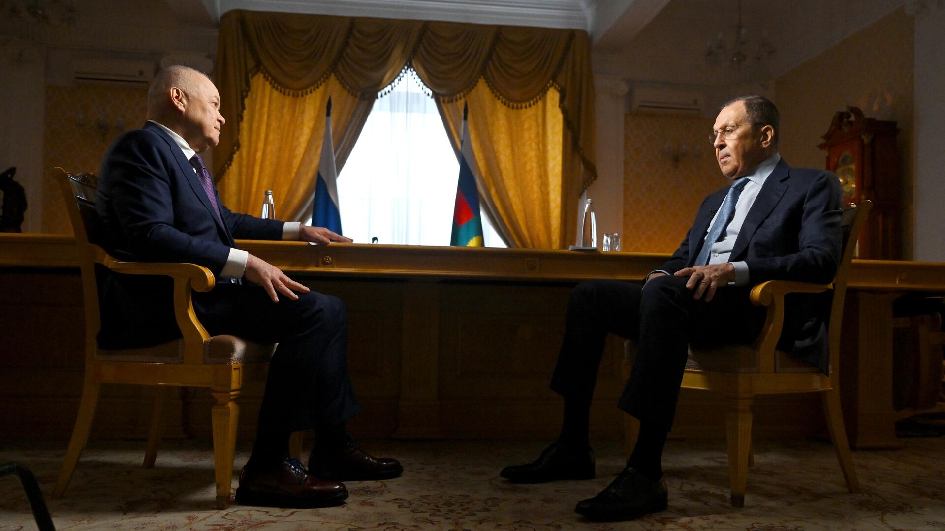 Министр иностранных дел РФ Сергей Лавров во время интервью генеральному директору медиагруппы Россия сегодня Дмитрию Киселеву Министр иностранных дел РФ Сергей Лавров во время интервью генеральному директору медиагруппы Россия сегодня Дмитрию Киселеву - РИА Новости, 1920, 02.02.2023