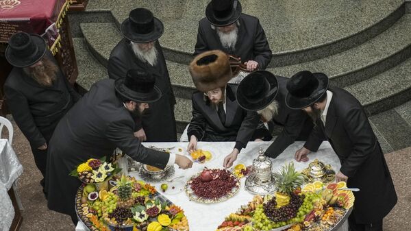 Ультраортодоксальные евреи из хасидской династии Садигура отмечают еврейский праздник Ту би-Шват в городе Бней-Брак