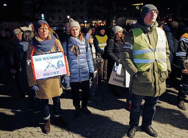 Участники акции протеста против поставок оружия Украине, на одной из улиц в Мюнхене