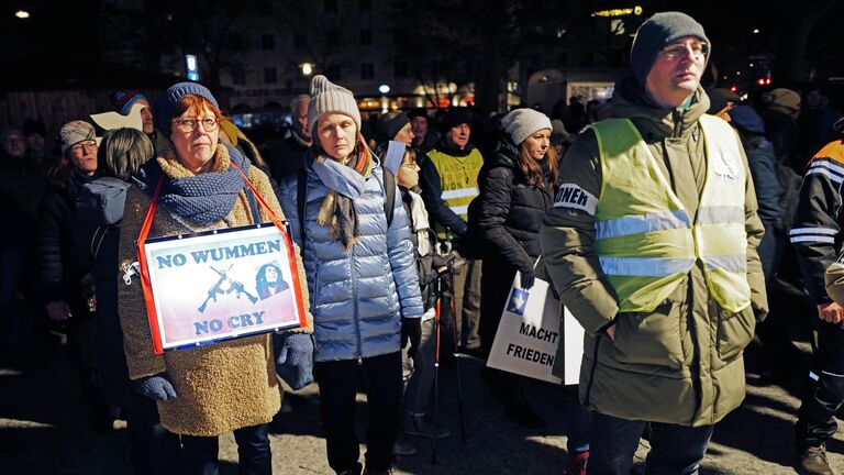 Участники акции протеста против поставок оружия Украине, на одной из улиц в Мюнхене