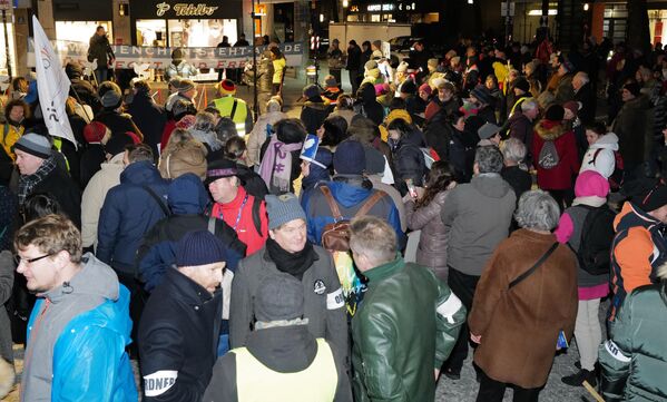 Участники акции протеста против поставок оружия Украине, на одной из улиц в Мюнхене