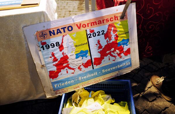 Плакат участников акции протеста против поставок оружия Украине, на одной из улиц в Мюнхене