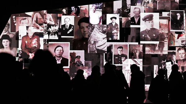 Проекции с фотографиями на Аллее Героев в Волгограде, созданные в рамках историко-патриотического проекта Мост Памяти
