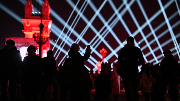 Световые проекции над Центральной лестницей в Волгограде, созданные в рамках историко-патриотического проекта Мост Памяти
