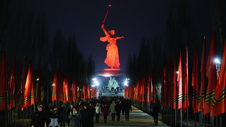 Монумент Родина-мать зовет! на Мамаевом кургане в Волгограде, подсвеченный в рамках историко-патриотического проекта Мост Памяти