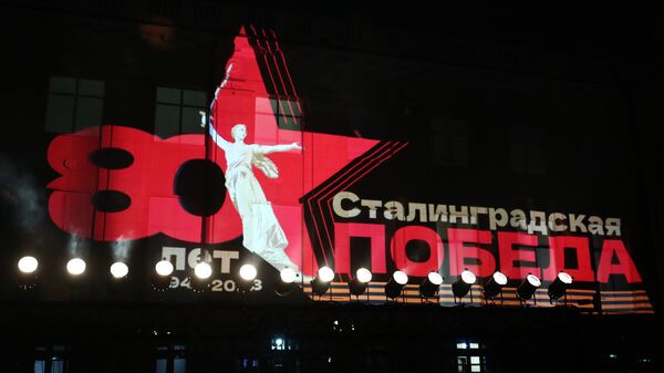 Световые проекции на здании в Волгограде, созданные в рамках историко-патриотического проекта Мост Памяти