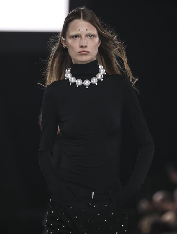 Модель во время показа коллекции Givenchy Осень/Зима 2022-2023 на Неделе моды в Париже Модель во время показа коллекции Givenchy Осень/Зима 2022-2023 на Неделе моды в Париже