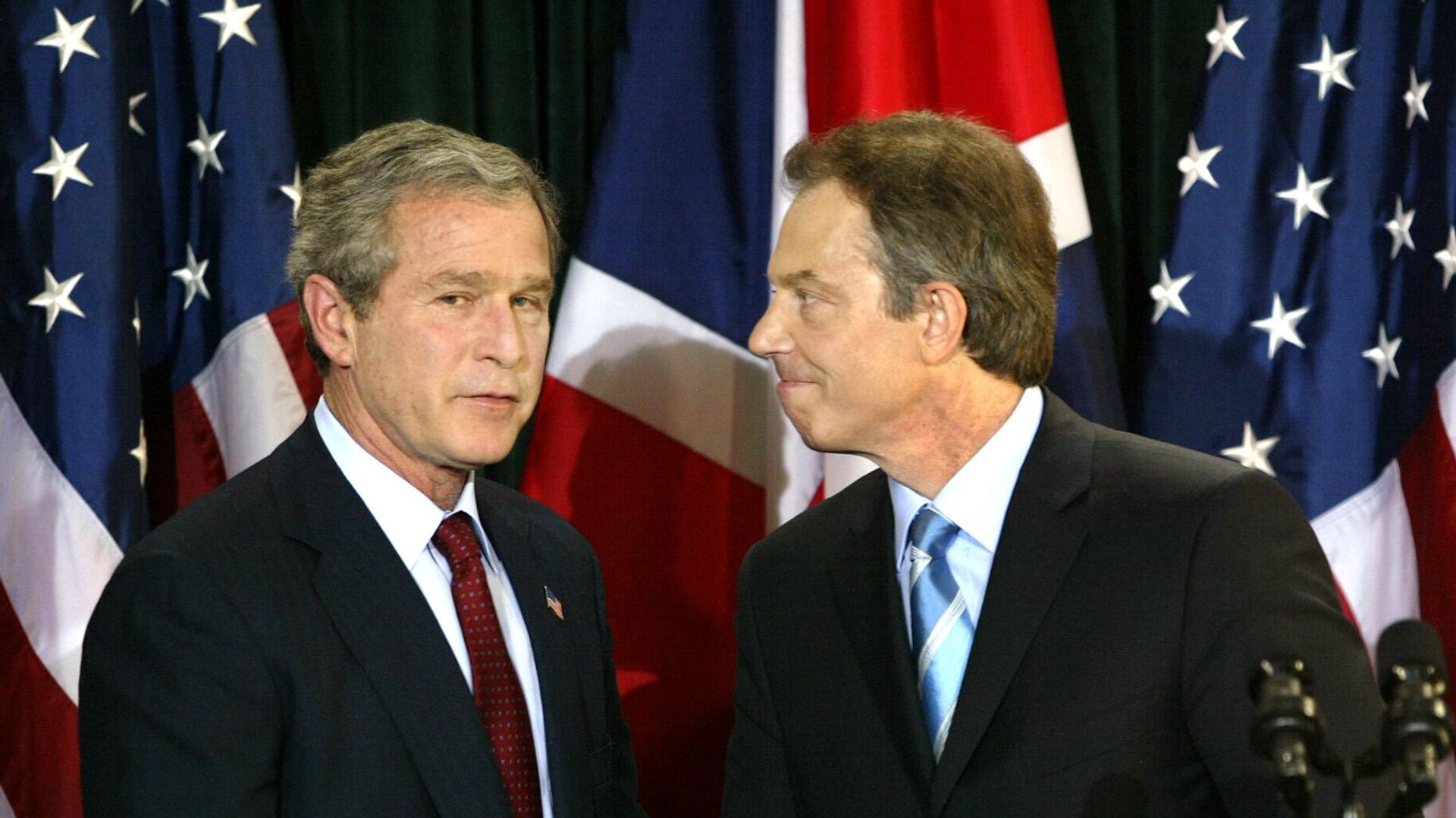 Президент США Джордж Буш на встрече премьер-министром Великобритании Тони Блэром в Белфасте. 8 апреля 2003 год - РИА Новости, 1920, 05.02.2023