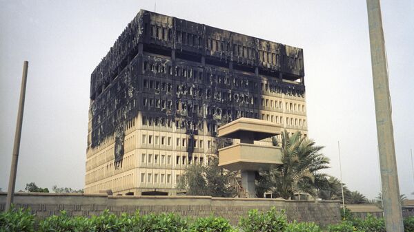 Административное здание Министерства ирригации в Багдаде после бомбовых ударов американской авиации. 1 июня 2003