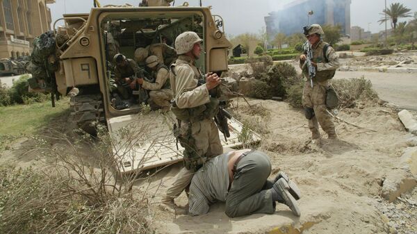 Американские солдаты высаживают иракских мужчин на военной базе в Багдаде. 15 апреля 2003 год