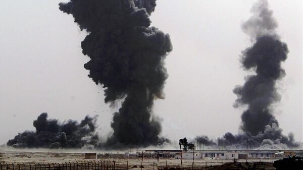Дыма на иракской военной базе недалеко от южного иракского города Эн-Насирия. 31 марта 2003 год