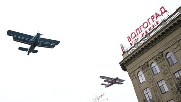 Самолеты Ан-2 на параде в честь 80-летия победы в Сталинградской битве на площади Павших Борцов в Волгограде