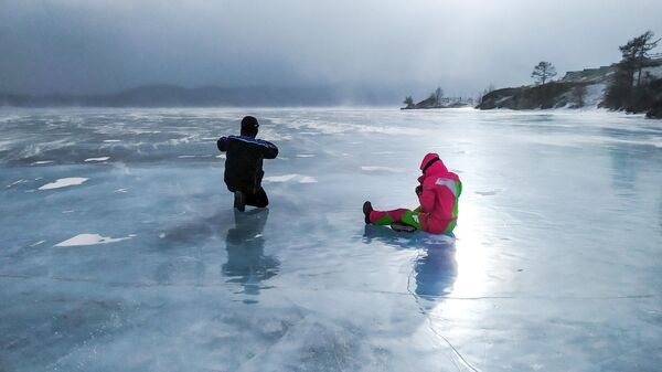 Люди на льду замерзшего озера Байкал