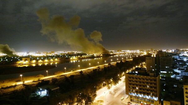 Дым над зданием Министерства торговли Ирака в Багдаде после атаки США. 20 марта 2003