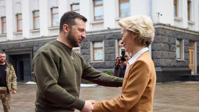 Президент Украины Владимир Зеленский во время встречи с главой Еврокомиссии Урсулой фон дер Ляйен в Киеве